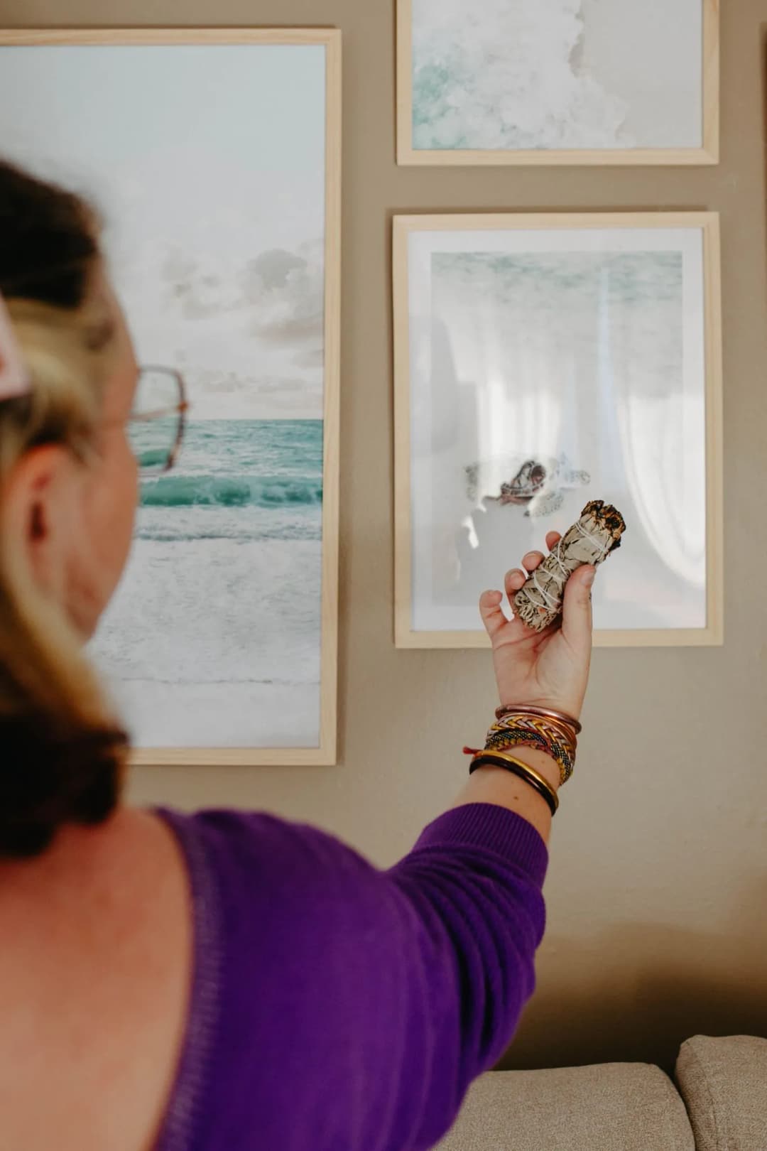 Espace de vie harmonieux avec des plantes et des objets décoratifs